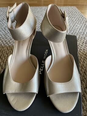 Pelle Moda Berlin Metallic gold buckle detail size 8